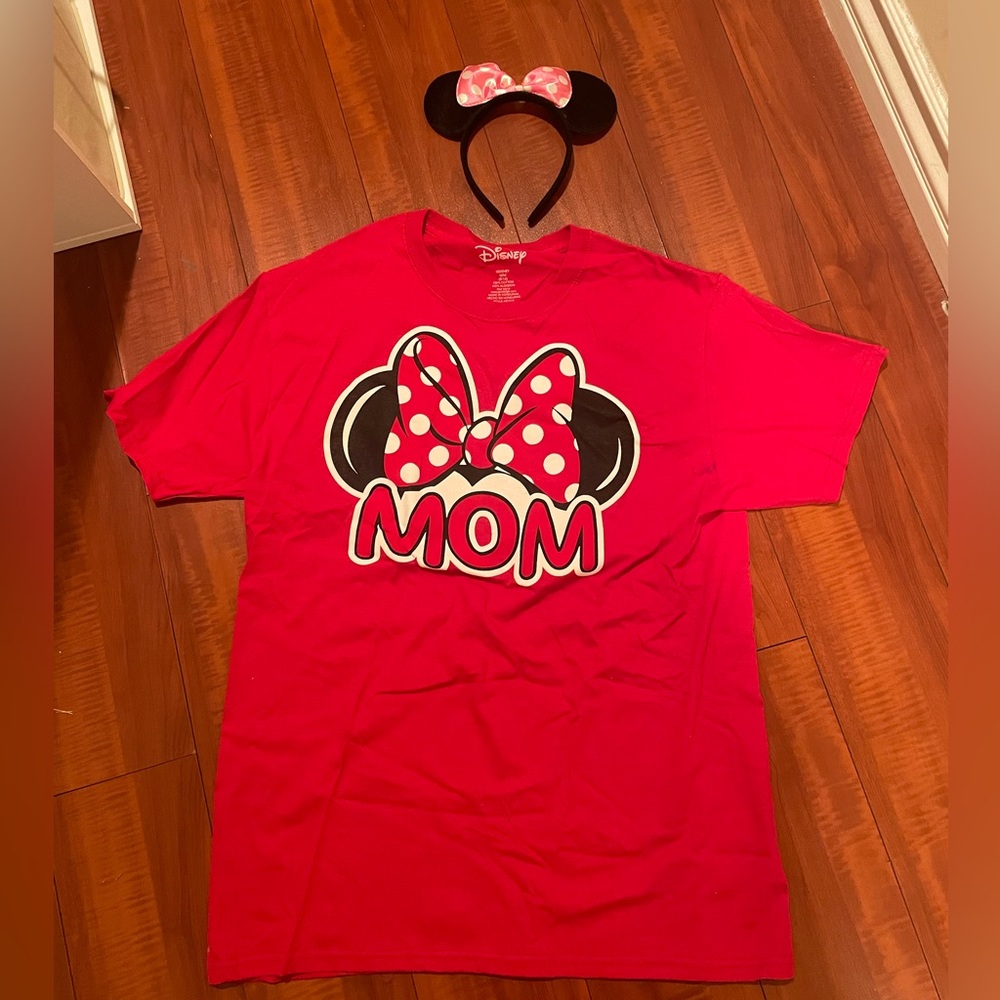 “Mom” Disney shirt size Med. Brand New! (Throwing in the ears for free!)